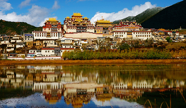 シャングリラ　松賛林寺（しょうざんりんじ）